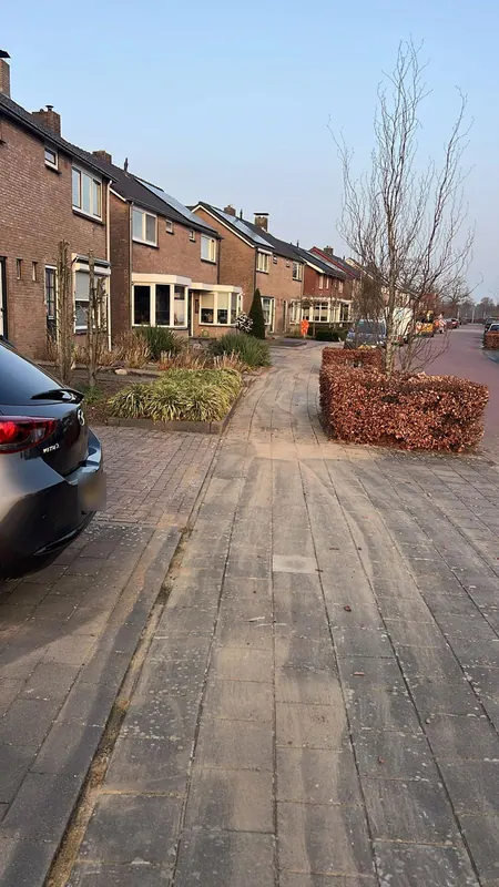 Pas herstraat trottoir in een woonwijk