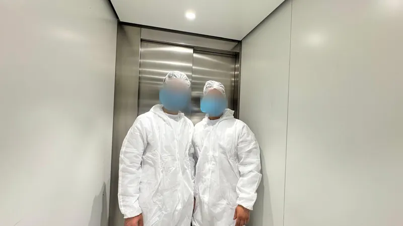 Twee medewerkers in beschermende kleding