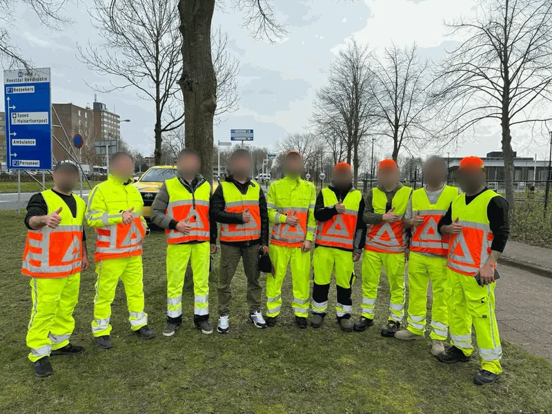 Ploeg verkeersregelaars in signaalkleding